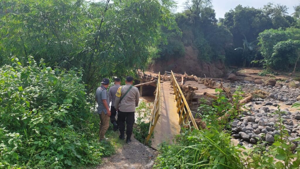 Jembatan Penghubung Antar Desa Putus Diterjang Banjir