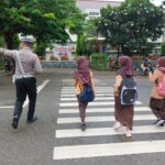 Pastikan Keselamatan Murid Sekolah, Sat Lantas Polres Bima Kota Gatur Lalin Pagi