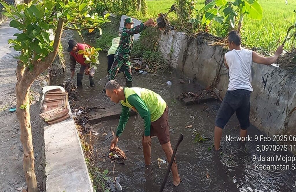 Antisipasi Sumbatan Aliran Sungai, Babinsa Beserta Warga Kelurahan Sananwetan Gelar Minggu Bersih