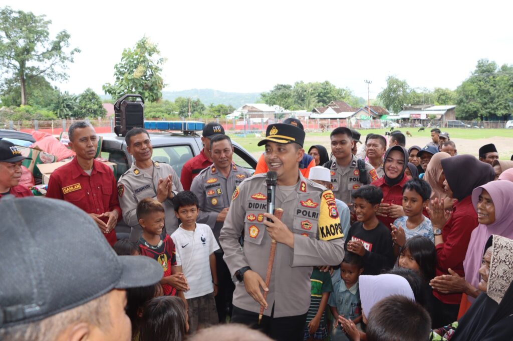 Polres Bima Kota Berikan Trauma Healing kepada Warga Terdampak Banjir di Desa Nanga Wera