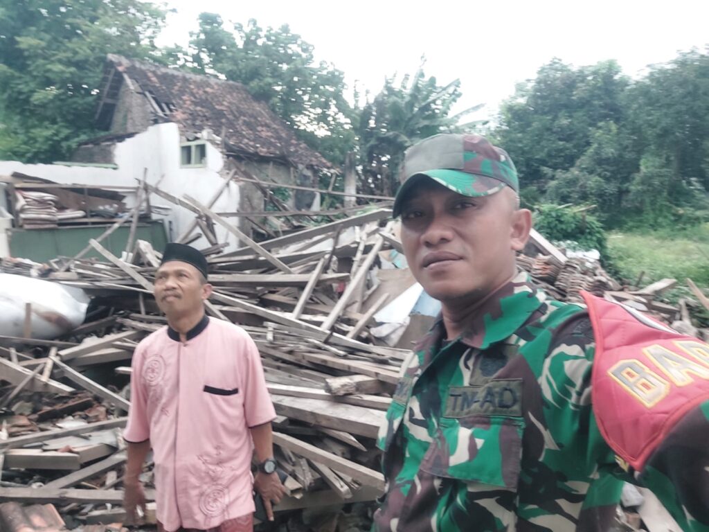 Babinsa Kejayan Datangi Lokasi, Tinjau Kerusakan Rumah Akibat Angin Kencang