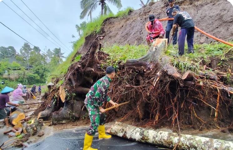 Babinsa Tetebatu Selatan Bersama Warga Bersihkan Jalan Tertutup Longsor