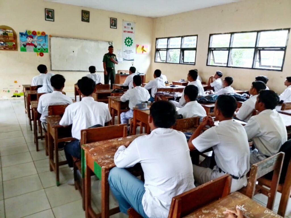 Danramil 0819/15 Berikan Wawasan Kebangsaan kepada Siswa SMKN 1 Winongan