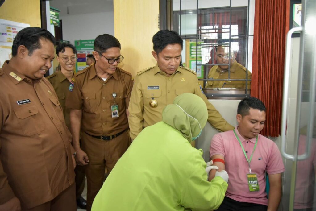 Pj Gubernur NTB Tinjau Pelaksanaan Program Cek Kesehatan Gratis di Lombok Barat