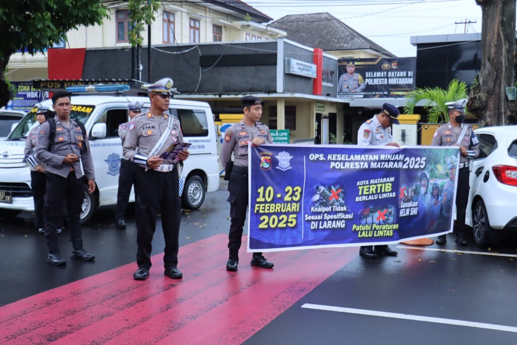 Sat Lantas Polresta Mataram Sosialisasi Tata Tertib Lalu Lintas Demi Keselamatan di Hari Pertama Ops Keselamatan