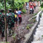 Danramil 1615-04/Keruak Pimpin Pencarian Balita Hanyut di Batu Putik