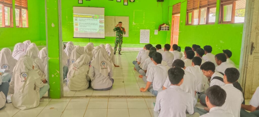 Danramil Haruyan Sosialisasikan Rekrutmen TNI-AD di SMA Negeri 5 HST