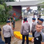 Brimob Polda NTB Terjun Bantu Warga Terdampak Banjir di BTN Lavinda Lombok Barat