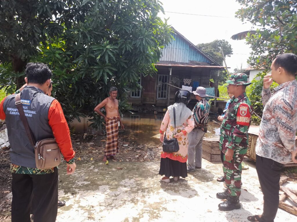 Babinsa Koramil-06/Mtp Bersama Petugas Kesehatan dan Aparat Desa Tangkas Kunjungi Warga Pasca Banjir