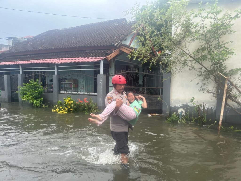 Tim Subdit Gasum Ditsamapta Polda NTB Gerak Cepat Banti Korban Banjir di Kota Mataram