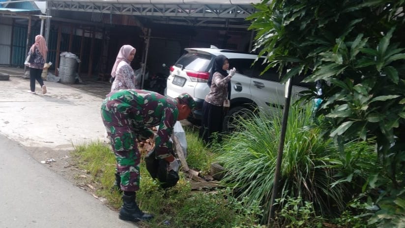 Cegah Demam Berdarah Koramil 1002-07/Batu Benawa Bersama Puskesmas Pagat Gencarkan Pemberantasan Sarang Nyamuk (PSN)