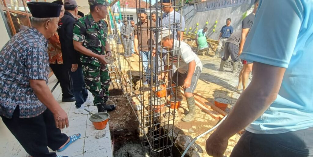 Danramil Meletakkan Batu Pertama Pembangunan Mushola.