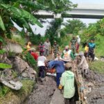 Anggota Koramil 0819/12 Rembang Laksanakan Karya Bakti, Perbaiki Saluran Irigasi di Desa Pejangkungan