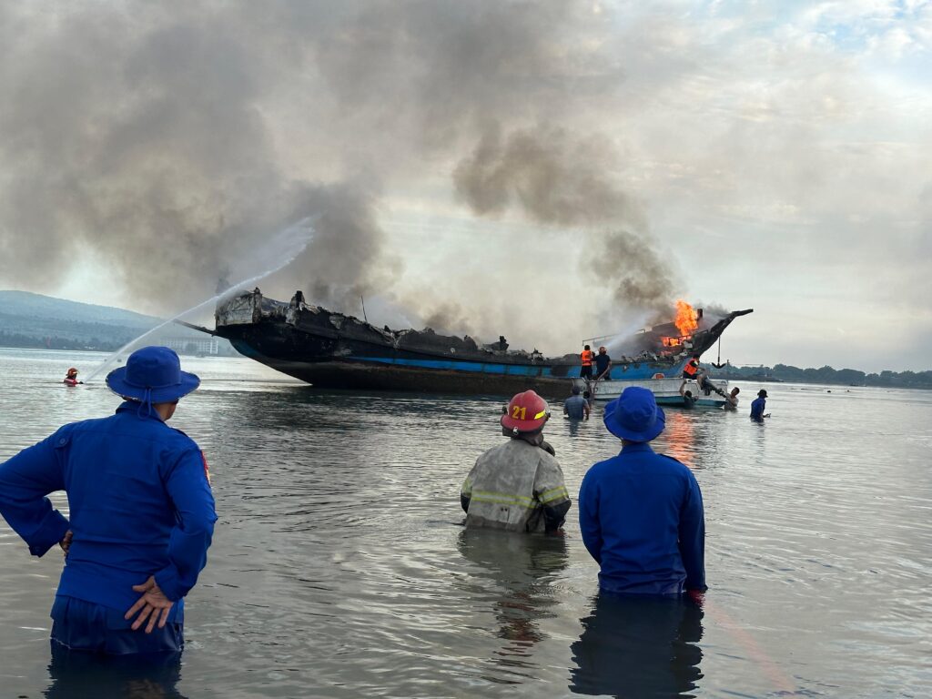Sat Polairud Polres Lombok Timur Dengan Sigap Datangi TKP Kapal Wisata Yang Terbakar