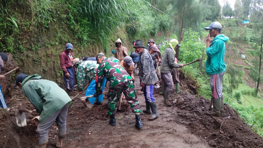 Tebing Longsor di Dusun Wonokoyo, Akses Jalan Tertutup Total
