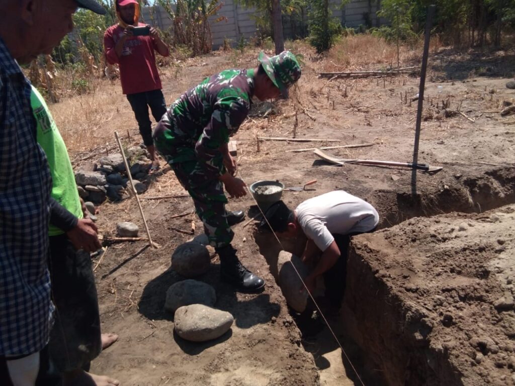 Kepedulian Seorang Babinsa Gotong Royong Bangun Pondasi Rumah Warga