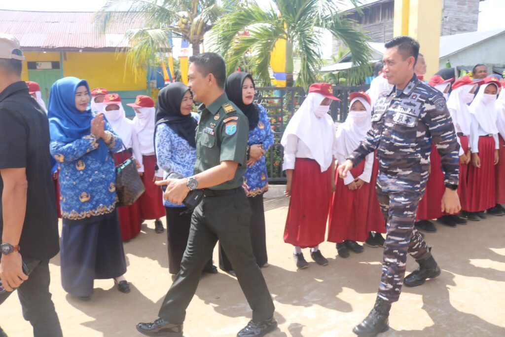 Kunjungi Beberapa Sekolah, Bersama Jajaran Forkopimda Pasiter Kodim Ketapang Tinjau Pelaksanaan Program MBG Kabupaten Ketapang. 