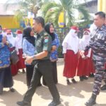 Kunjungi Beberapa Sekolah, Bersama Jajaran Forkopimda Pasiter Kodim Ketapang Tinjau Pelaksanaan Program MBG Kabupaten Ketapang. 