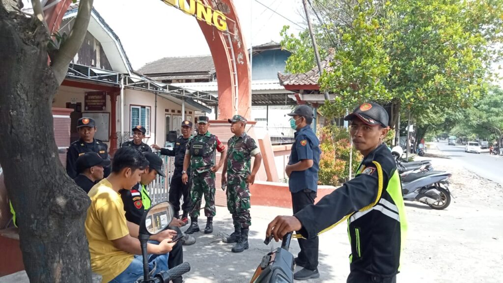 Babinsa Kelurahan Tanjung Laksanakan Pengamanan Pemilihan Ketua Lingkungan Karang Bedil