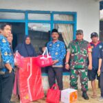 Babinsa Palangsari Dampingi Penyaluran Bantuan bagi Warga Terdampak Angin Puting Beliung