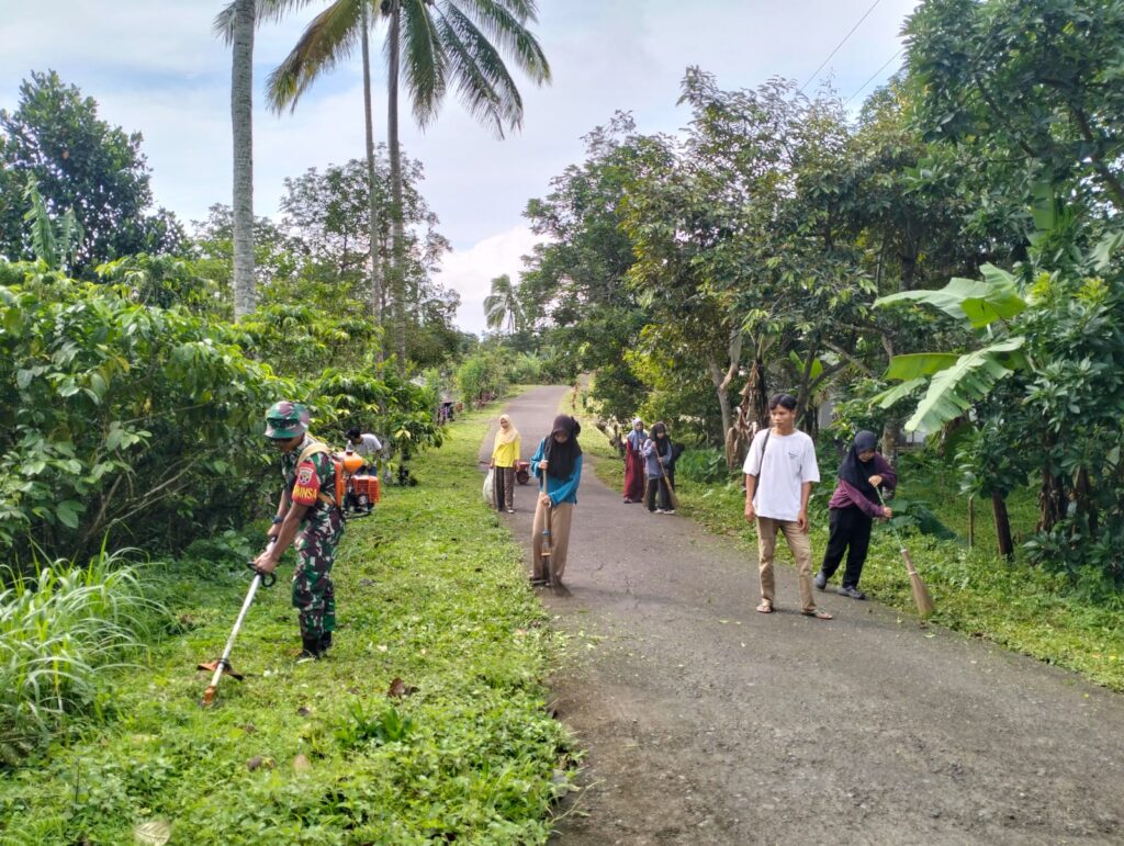 Gotong Royong Babinsa Timbanuh dan Warga Bersihkan Jalan Demi Desa yang Lebih Nyaman