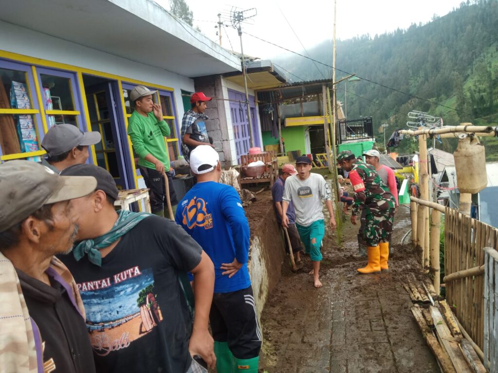 Babinsa Bantu Pembersihan Rumah Pasca Longsor