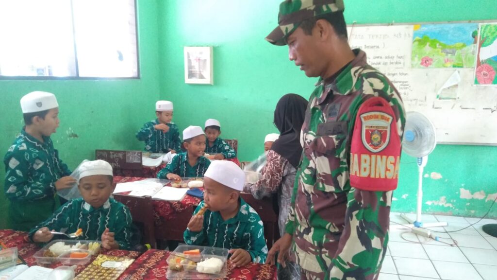 Babinsa Koramil Martapura Kawal Kelancaran MBG Untuk Siswa Sekolah 