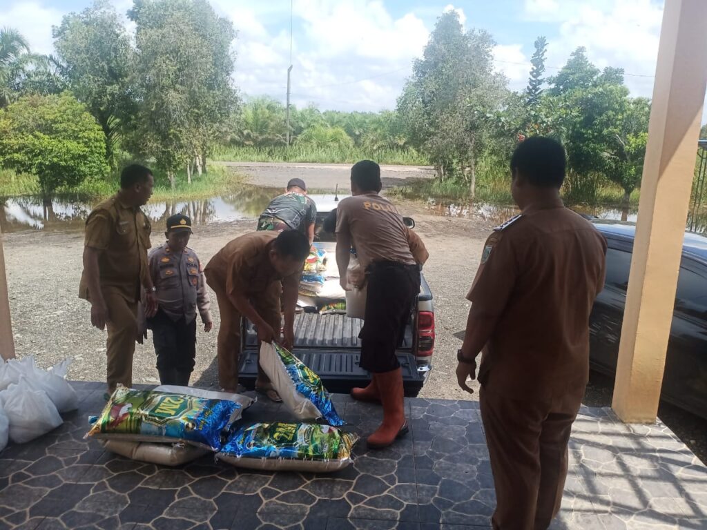 Dibantu Babinsa ” Pendistribusian Bantuan untuk Warga yang Masih Terdampak Banjir di Cinta Puri Darussalam