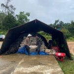 Anggota Satgas TMMD Bersama Warga Angkat Semen Ke Sasaran Lokasi Semenisasi Jalan