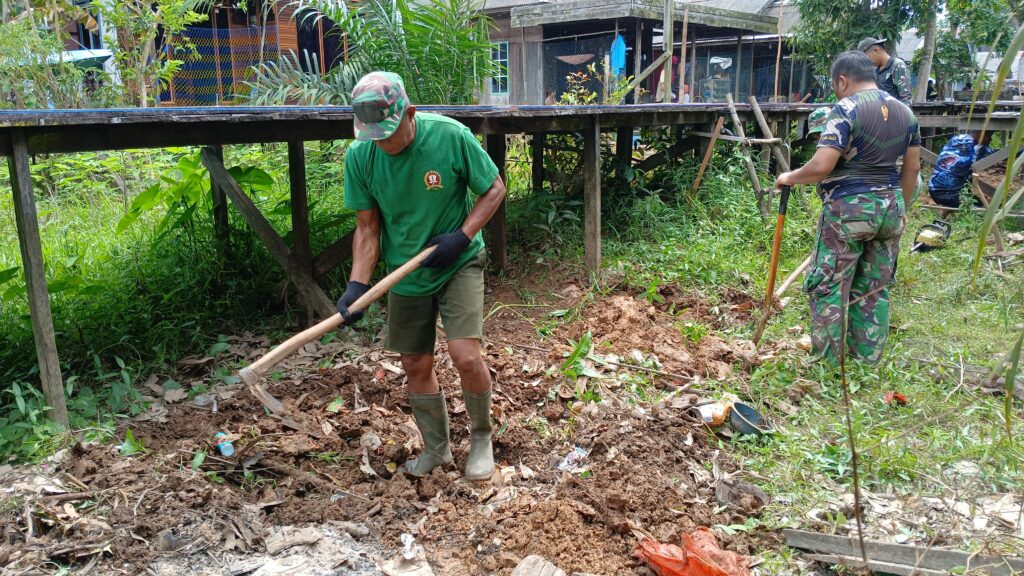 Satgas TMMD Reguler Ke-123 dan Warga Gali Lubang Cakar Ayam