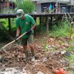 Satgas TMMD Reguler Ke-123 dan Warga Gali Lubang Cakar Ayam