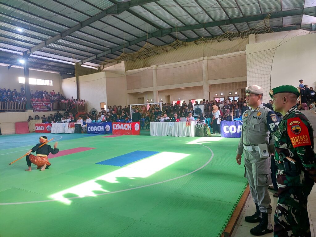 Babinsa Kelurahan Selong Kawal Kejurnas Pencak Silat, Semangat Juang Atlet Berkobar di Arena!