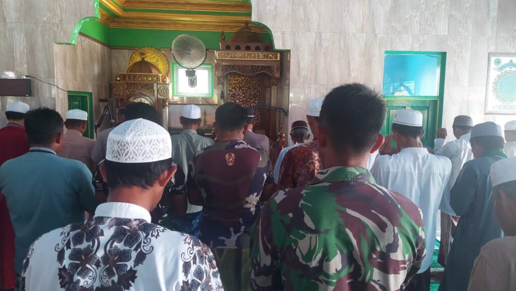 Satgas TMMD Ke 123 Kodim 1015/Sampit Berbaur Bersama Warga Tunaikan Sholat Jumat