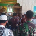 Satgas TMMD Ke 123 Kodim 1015/Sampit Berbaur Bersama Warga Tunaikan Sholat Jumat