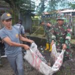 Pasca Banjir, Personil Koramil 06/Mtp Bersama Aparat dan Warga Bersihkan Sungai Kalimati Pasar Batuah 