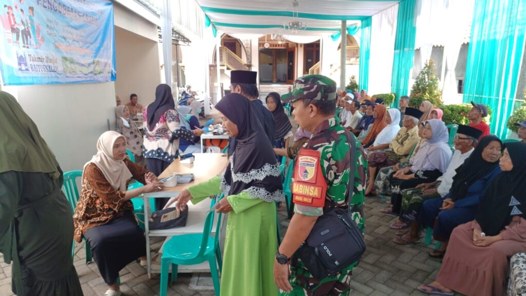 Babinsa Pakukerto Hadiri Pemeriksaan Kesehatan dan Pengobatan Gratis Sambut Ramadhan