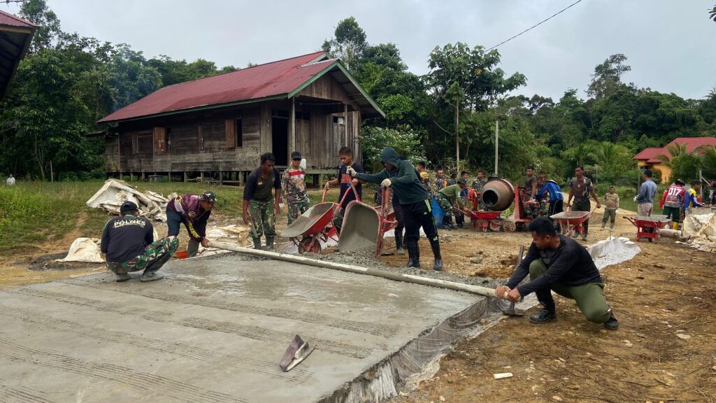 Kegiatan Semenisasi Jalan Program TMMD Diharapkan Berdampak Luas Bagi Warga Kampung Laham