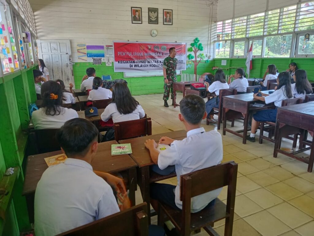 Anggota Satgas TMMD Sosialisasi Wawasan Kebangsaan di SMPN 1 Laham