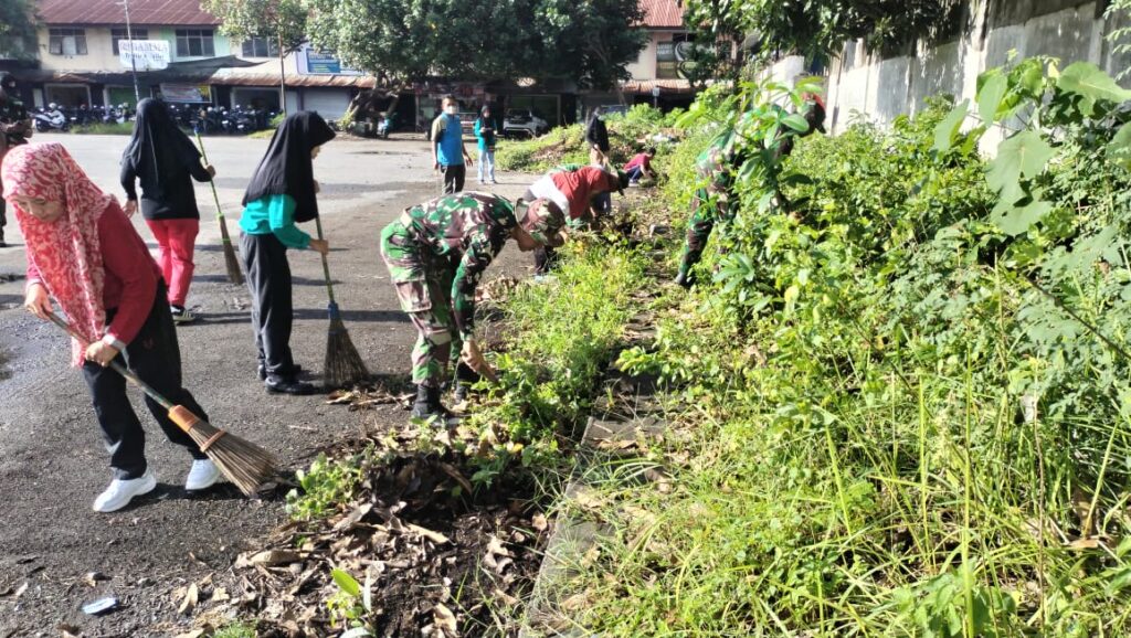 Danramil 1615-01/Selong Pimpin Karya Bakti dalam Peringatan Hari Peduli Sampah Nasional 2025