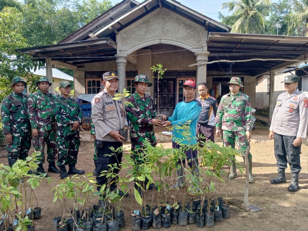 Personil Koramil 1006-03/SE Bantu Aparat Desa dan Warga Tanam Pohon Buah