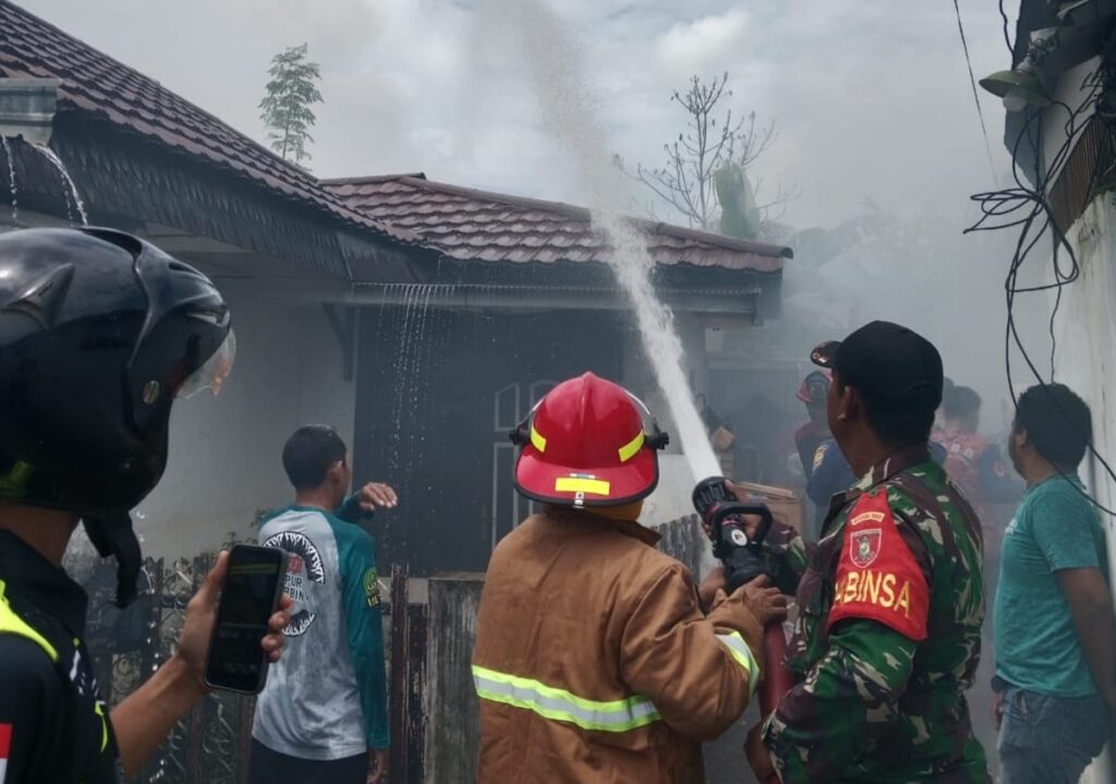 Babinsa Sigap Bantu Padamkan Api, Kebakaran Landa Barabai