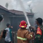 Babinsa Sigap Bantu Padamkan Api, Kebakaran Landa Barabai