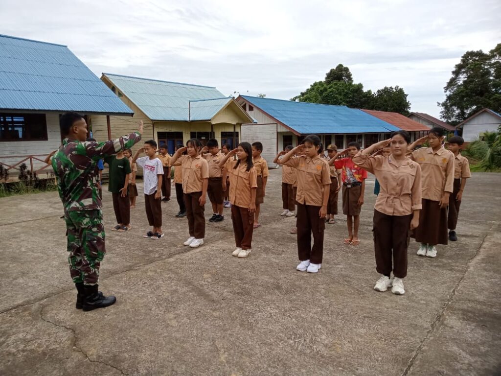 Anggota Satgas TMMD Wiltas Ke-113 Kodim 0912/Kubar Latih PBB Siswa dan Siswi SDN 1 Laham