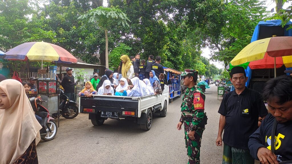 Pastikan Aman dan Lancar, Babinsa Desa Kepuh Monitoring Karnaval Haflah Ikhtibar MTs dan MA Sunan Ampel