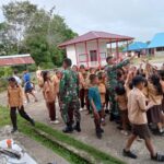 Kedekatan Anggota Satgas TMMD Dengan Anak SDN 1 Laham