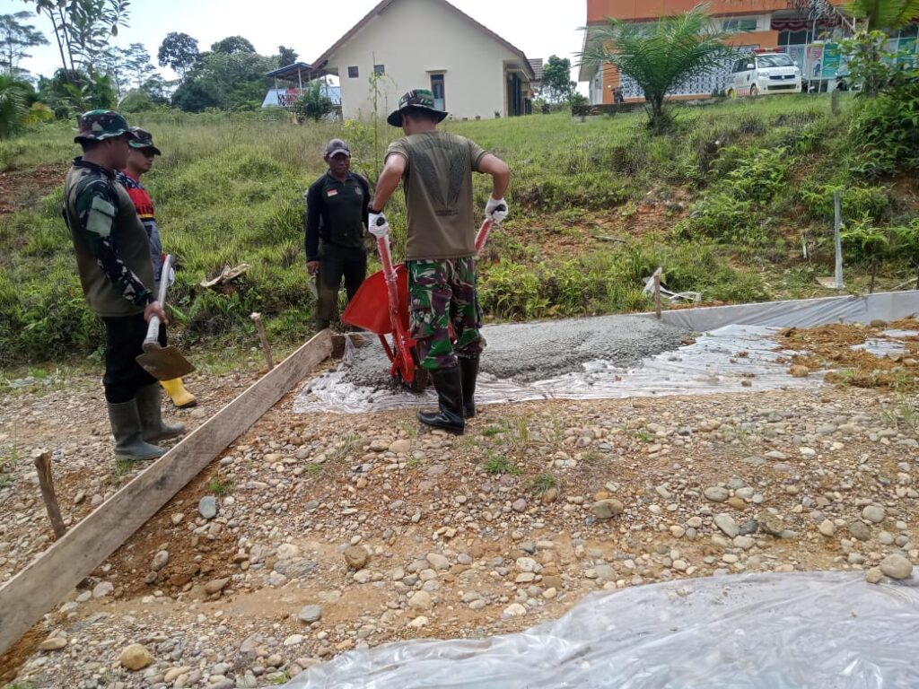 Cuaca Panas Tak Ciutkan Semangat Anggota Satgas TMMD Dalam Menyelesaikan Semenisasi Jalan