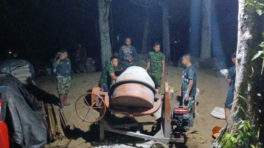 Molen Tetap Bergoyang Hingga Malam Hari, Satgas TMMD ke 123 Kodim 1015/Sampit, Kebut Pengecoran untuk Pemasangan Cakar Ayam.