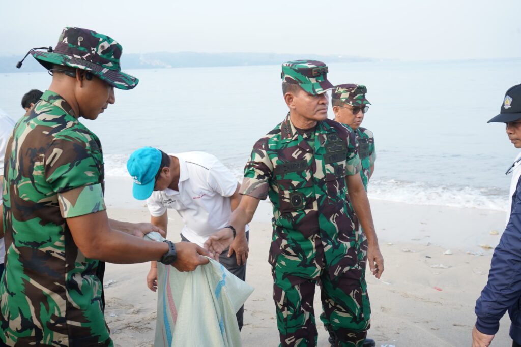 Sinergi Kodam IX/UDY Bersama Seluruh Komponen Bersihkan Sampah Pantai