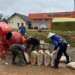 Gotong Royong, Anggota Satgas Kejar Target Semenisasi Jalan di Kampung Laham