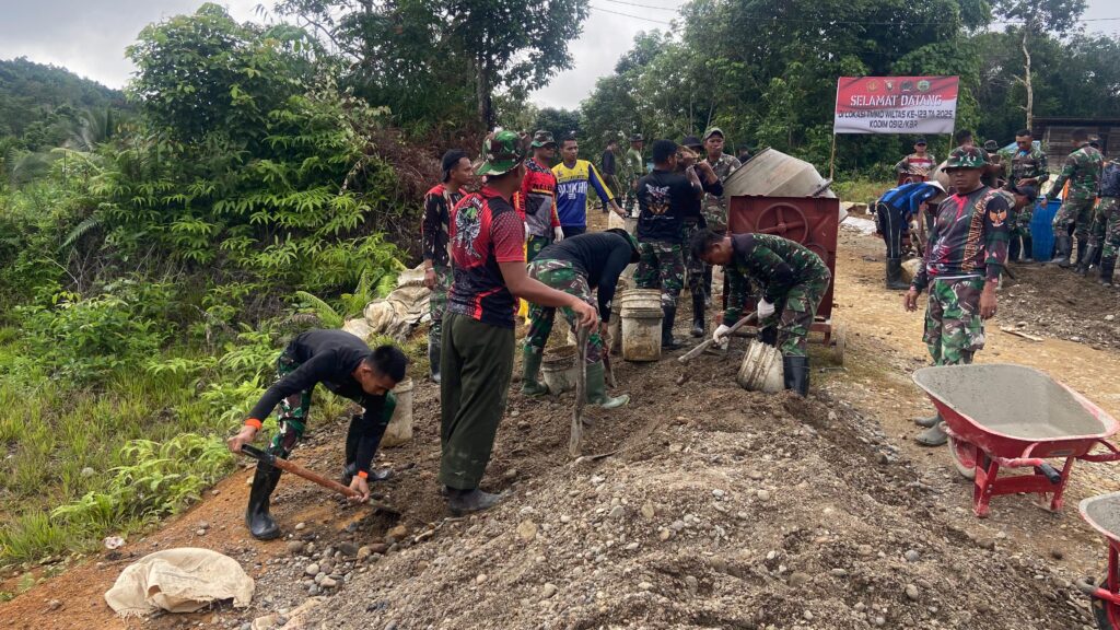 Demi Hasil Maksimal, Anggota Satgas TMMD Tak Kenal Lelah Dalam Pengerjaan Semenisasi Jalan di Kampung Laham